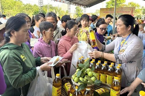 1.000 hộ khó khăn mua sắm ở 'Phiên chợ 0 đồng'