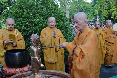 Đông đảo Phật tử về chùa Huê Nghiêm tham dự Lễ Tắm Phật