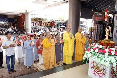 Phật giáo TP.Buôn Ma Thuột tổ chức Lễ Tắm Phật tại các điểm công cộng