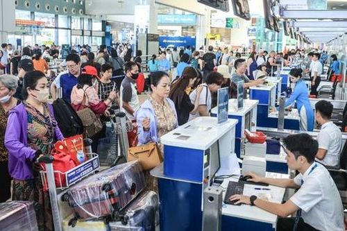 Sân bay Nội Bài nườm nượp khách ngày cuối nghỉ lễ 30/4