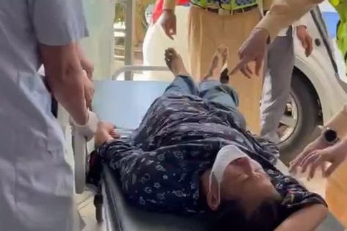 CSGT dùng xe tuần tra đưa người phụ nữ ngất lịm đến bệnh viện cấp cứu