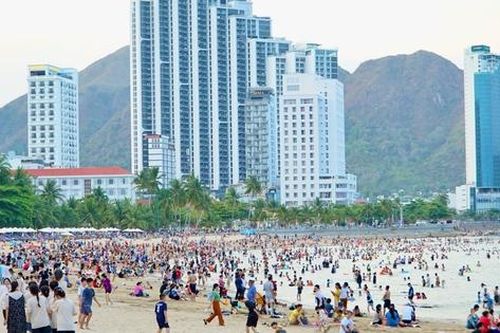 Khánh Hòa đón hơn 1 triệu du khách dịp lễ 30/4 với doanh thu khoảng 1.300 tỷ đồng
