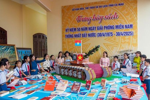 Ấn tượng không gian trưng bày sách, ảnh tư liệu chào mừng 50 năm ngày thống nhất
