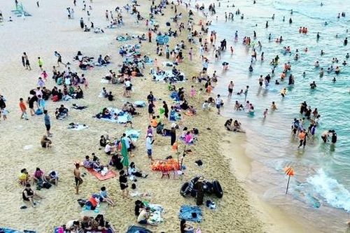 Bãi biển từng sạt lở nặng do thiên tai ở Huế đông nghịt khách dịp nghỉ lễ