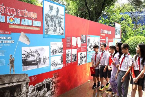 Hà Nội: Các điểm di tích lịch sử ngày càng hút khách