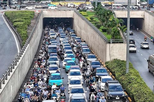 Sau nghỉ lễ 30-4 và 1-5, đường phố Hà Nội ùn ứ kéo dài