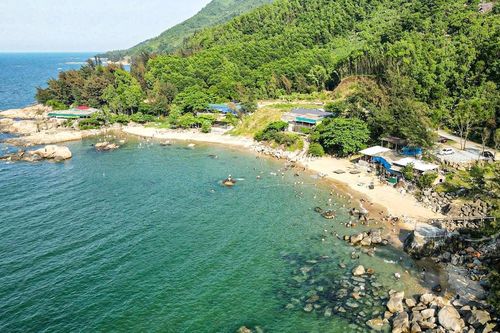 Du khách thích thú trải nghiệm tại bãi biển hoang sơ ở Hà Tĩnh