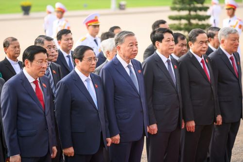 Lãnh đạo Đảng, Nhà nước và ĐBQH vào Lăng viếng Chủ tịch Hồ Chí Minh