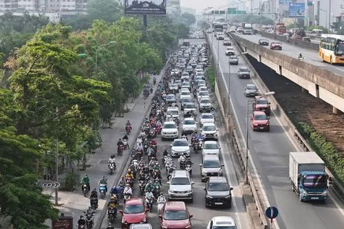 Đường phố Hà Nội lại đông đúc người và phương tiện sau kỳ nghỉ lễ 30/4 - 1/5