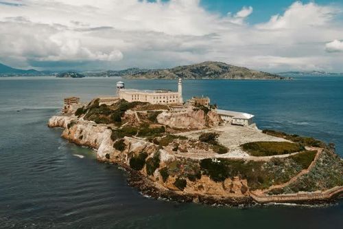 Ông Trump ra lệnh mở lại nhà tù khét tiếng Alcatraz