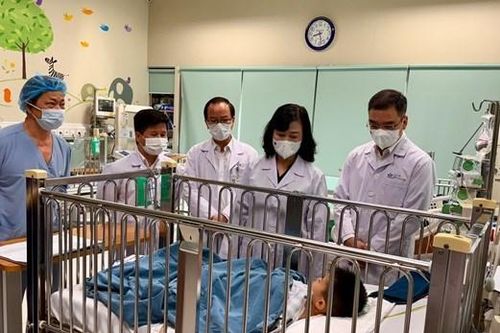 Bộ trưởng Bộ Y tế thăm cháu bé bị cán qua người, công an điều tra quy trình tiếp nhận bệnh nhi