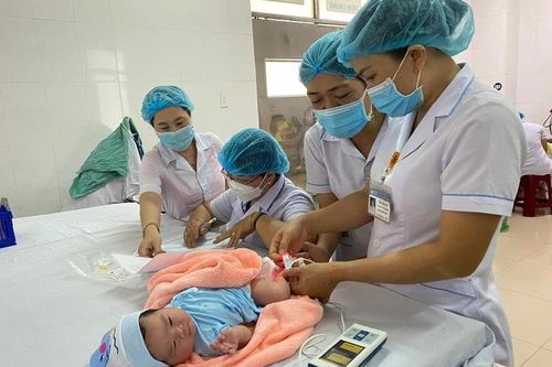 Gần 25.000 nữ hộ sinh đóng góp thầm lặng trong chăm sóc sức khỏe bà mẹ, trẻ sơ sinh