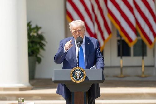 Tổng thống Mỹ Donald Trump bảo vệ chính sách kinh tế gây tranh cãi sau 100 ngày tại nhiệm
