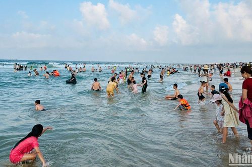 Quảng Trị: Du lịch biển thu hút khách trong dịp nghỉ lễ
