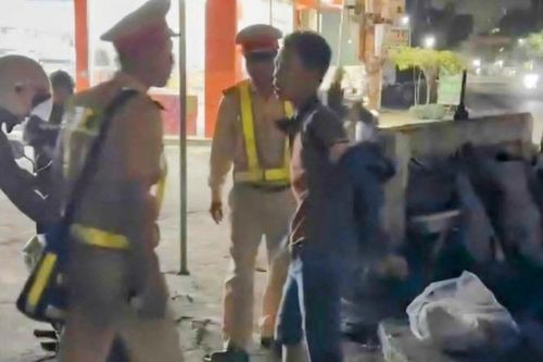 Tạm giữ đối tượng tát vào mặt Cảnh sát giao thông đang làm nhiệm vụ