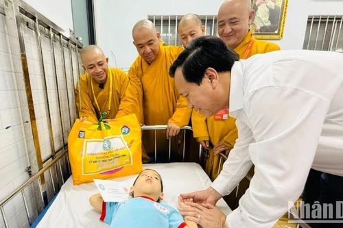 Tặng quà trẻ em khuyết tật tại Thành phố Hồ Chí Minh
