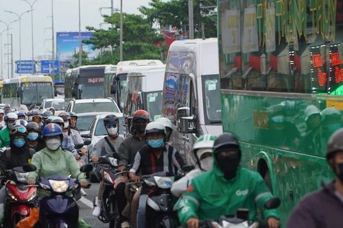 Người dân tấp nập trở lại thành phố