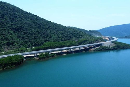 Hình hài những cầu cạn trọng điểm trên cao tốc Vũng Áng - Bùng