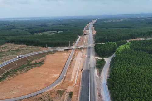Cao tốc Bắc - Nam đoạn Vạn Ninh - Cam Lộ 'bứt tốc' về đích