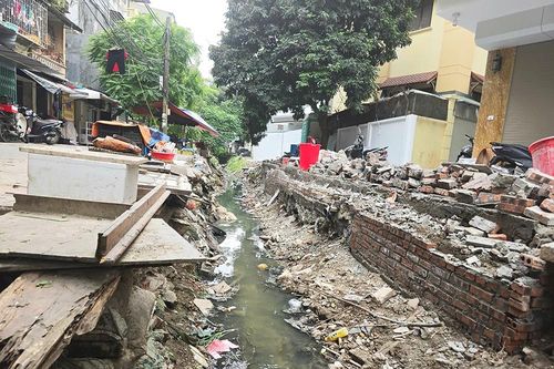 Chủ tịch Hà Nội chỉ đạo xử lý kênh ô nhiễm giữa khu dân cư