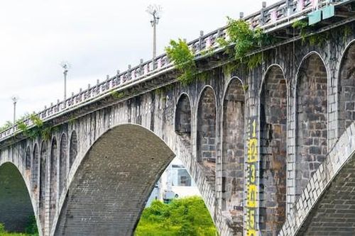 Xuất hiện vết nứt kéo dài, tạm dừng lưu thông qua cầu Ka Long