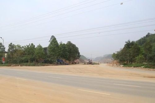 Đường đầy đất cát ở thành phố Yên Bái có chỗ dọn, chỗ không
