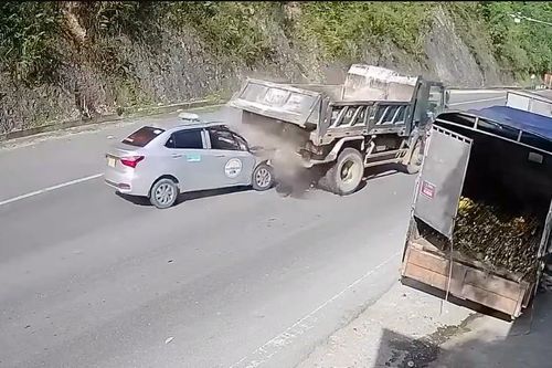 Xe con lao vào xe tải đi lùi, một người tử vong tại chỗ
