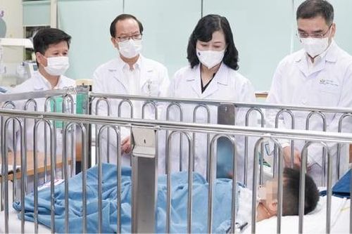 Bộ trưởng Bộ Y tế thăm bé trai bị tai nạn tại Nam Định