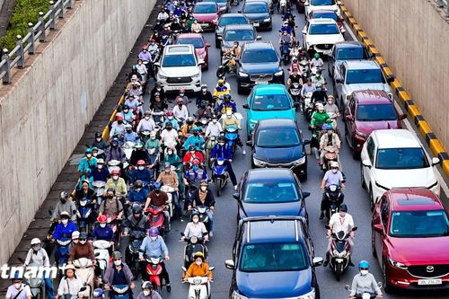 Hà Nội: Giao thông đông đúc trong buổi sáng làm việc đầu tiên sau kỳ nghỉ dài