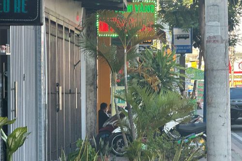 TP Hồ Chí Minh: Cảnh sát phong tỏa tiệm vàng ở Hóc Môn, truy tìm hai nghi phạm cướp giật