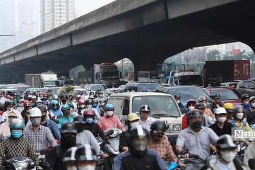 Đường phố Hà Nội ùn tắc kéo dài trong sáng ngày đầu đi làm sau lễ