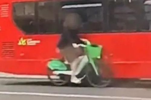 Kinh hoàng người đi xe đạp đâm vào xe buýt, bị hất văng khỏi tay lái