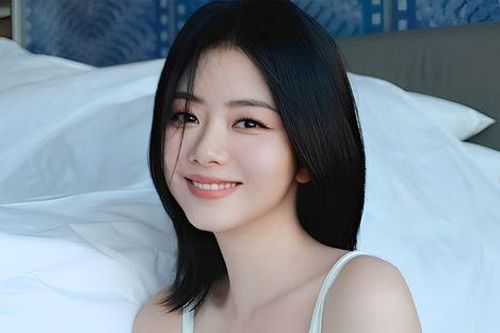 Choáng váng với nhan sắc thật của 'nữ thần thanh xuân' Đàm Tùng Vận