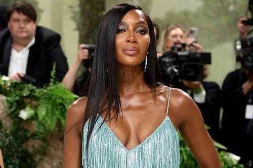 Người mẫu bị cấm đến Met Gala sau cáo buộc ăn chặn từ thiện