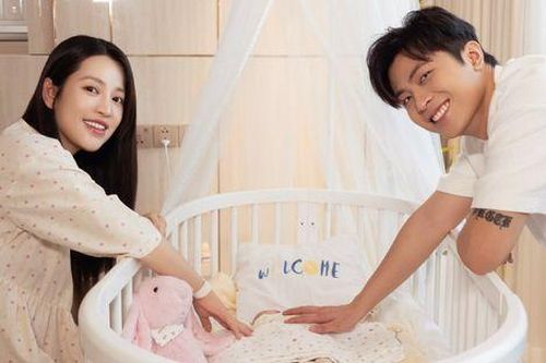 Puka chính thức sinh con đầu lòng, Gin Tuấn Kiệt vỡ òa khi 'lên chức'