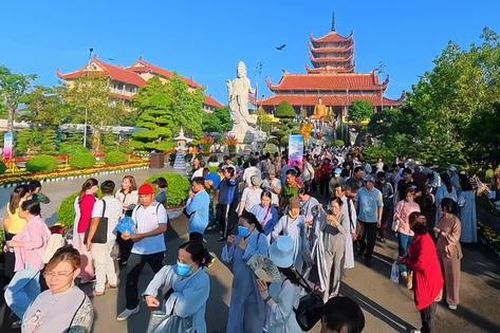 TPHCM: Hàng ngàn người đổ về chùa Thanh Tâm chiêm bái Xá lợi Phật