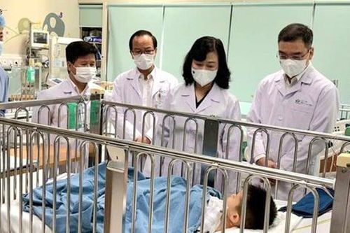 Bộ trưởng Bộ Y tế thăm bé trai bị tai nạn tại Nam Định