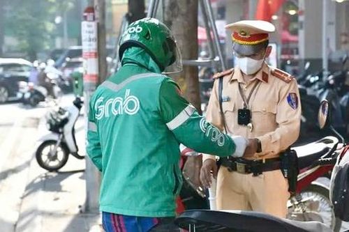 Tài xế xe ôm công nghệ bị phạt 5 triệu đồng vì đi lên vỉa hè: 'Do khách giục quá...'