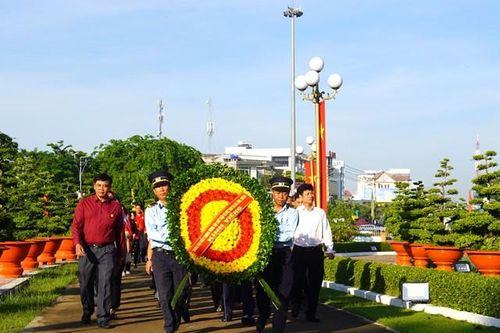 Đoàn đại biểu Trung ương Hội Chữ thập đỏ Việt Nam viếng Nghĩa trang Liệt sĩ tỉnh