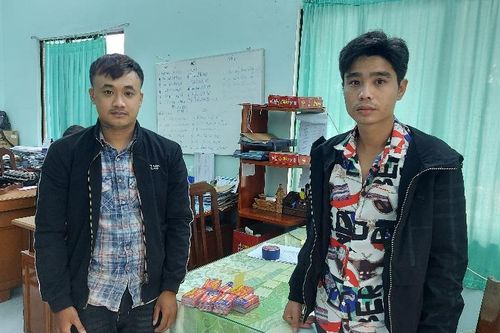 Bắt quả tang 2 thanh niên rải tờ rơi cho vay tiêu dùng