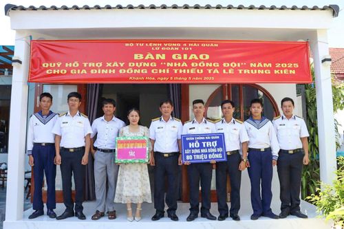Lữ đoàn 101 trao tặng 'Nhà đồng đội' cho quân nhân có hoàn cảnh khó khăn