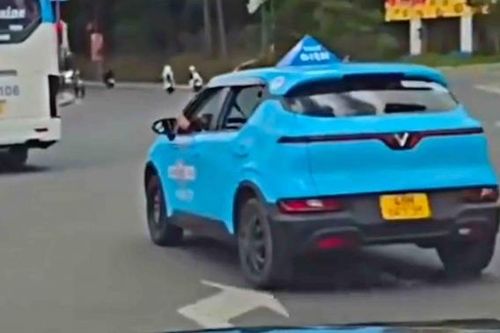 Cảnh sát Giao thông mời tài xế taxi gác chân lên cửa khi lái xe lên làm việc