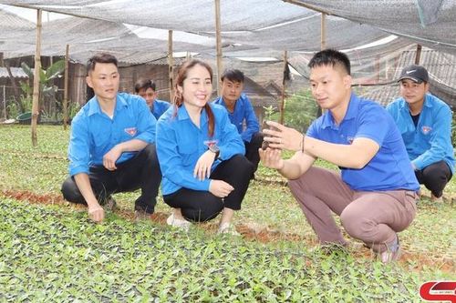 Lãnh đạo nhân dân phát triển kinh tế