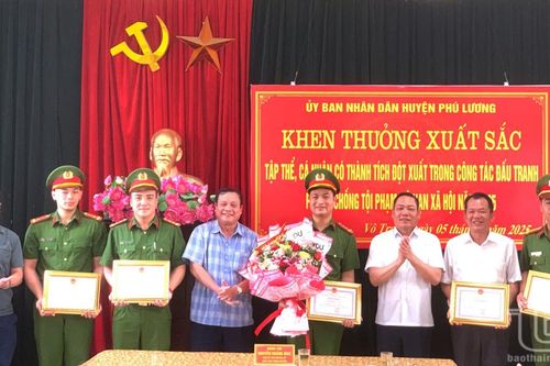 Khen thưởng tập thể, cá nhân xuất sắc trong đấu tranh, phòng chống tội phạm