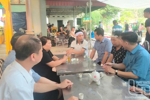 Thăm hỏi, động viên gia đình nạn nhân vụ nổ tại xã Phúc Tân