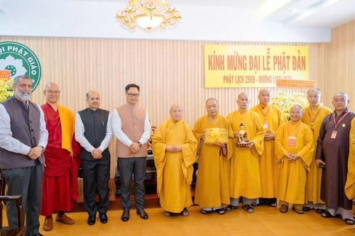 Trưởng lão Hòa thượng Thích Thiện Nhơn tiếp Bộ trưởng các vấn đề Nghị viện của Chính phủ Ấn Độ
