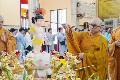 Lễ Tắm Phật tại chùa Phật Học Xá Lợi
