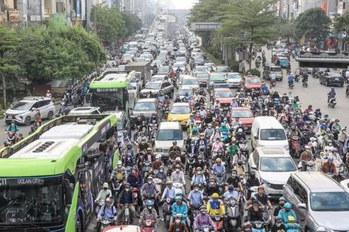 Nhiều tuyến phố Hà Nội tắc dài ngày đầu người dân đi làm trở lại sau nghỉ lễ