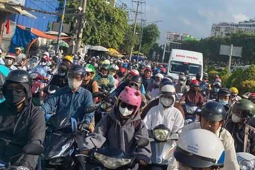 Đường phố TP.HCM đông đúc, ùn tắc giao thông tại các tuyến cửa ngõ sau kỳ nghỉ lễ