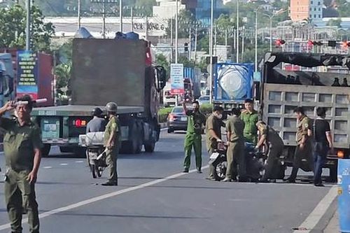 Con gái chở mẹ đi khám bệnh, trên đường về tông đuôi xe tải